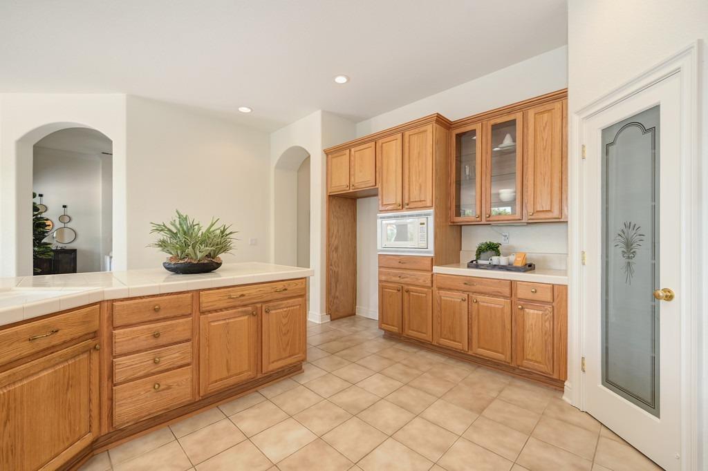 Detail Gallery Image 21 of 66 For 1424 Oak Hill Way, Roseville,  CA 95661 - 4 Beds | 2/1 Baths