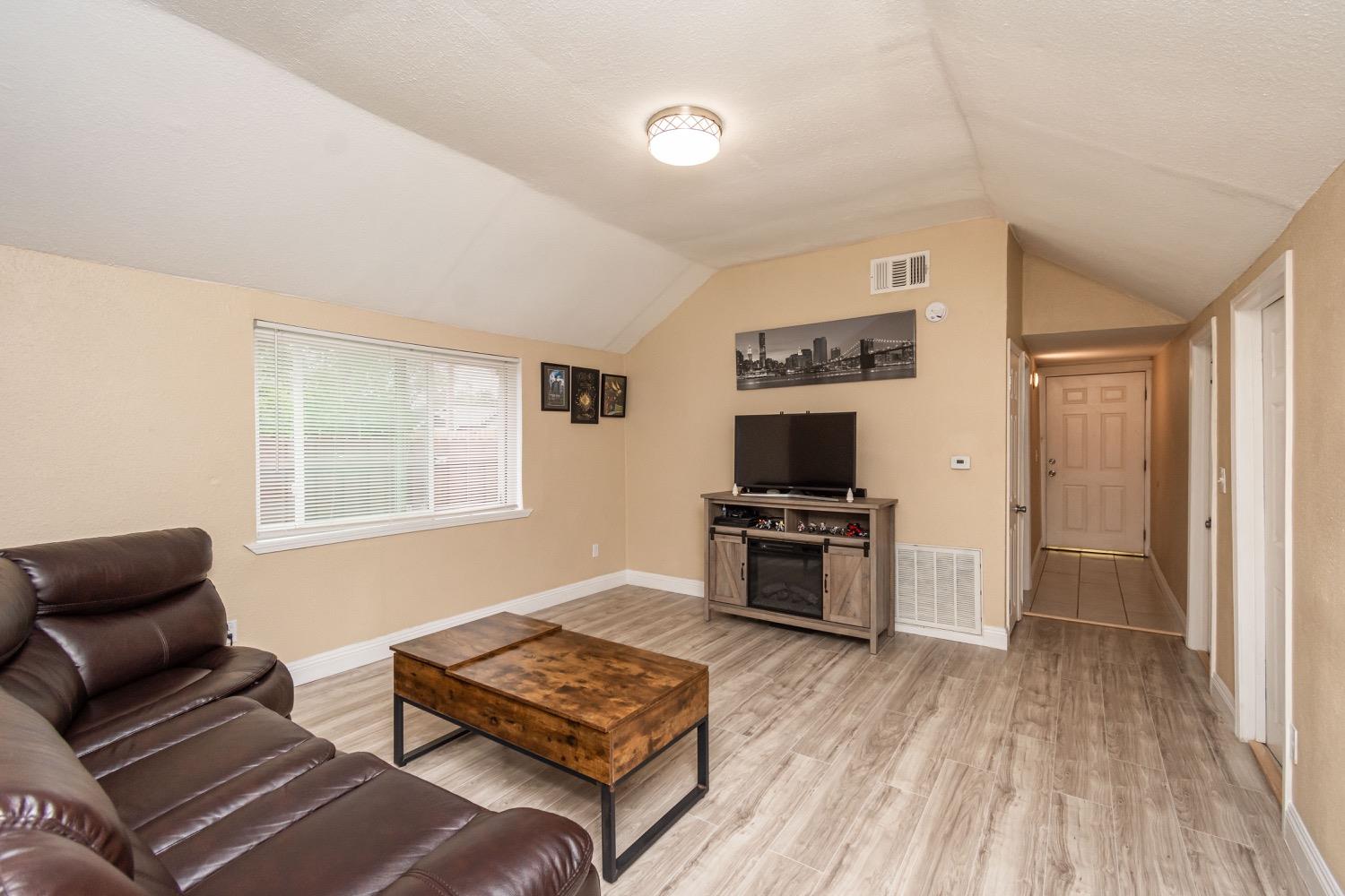 Detail Gallery Image 3 of 36 For 1115 Jean Ave, Sacramento,  CA 95838 - 3 Beds | 1 Baths