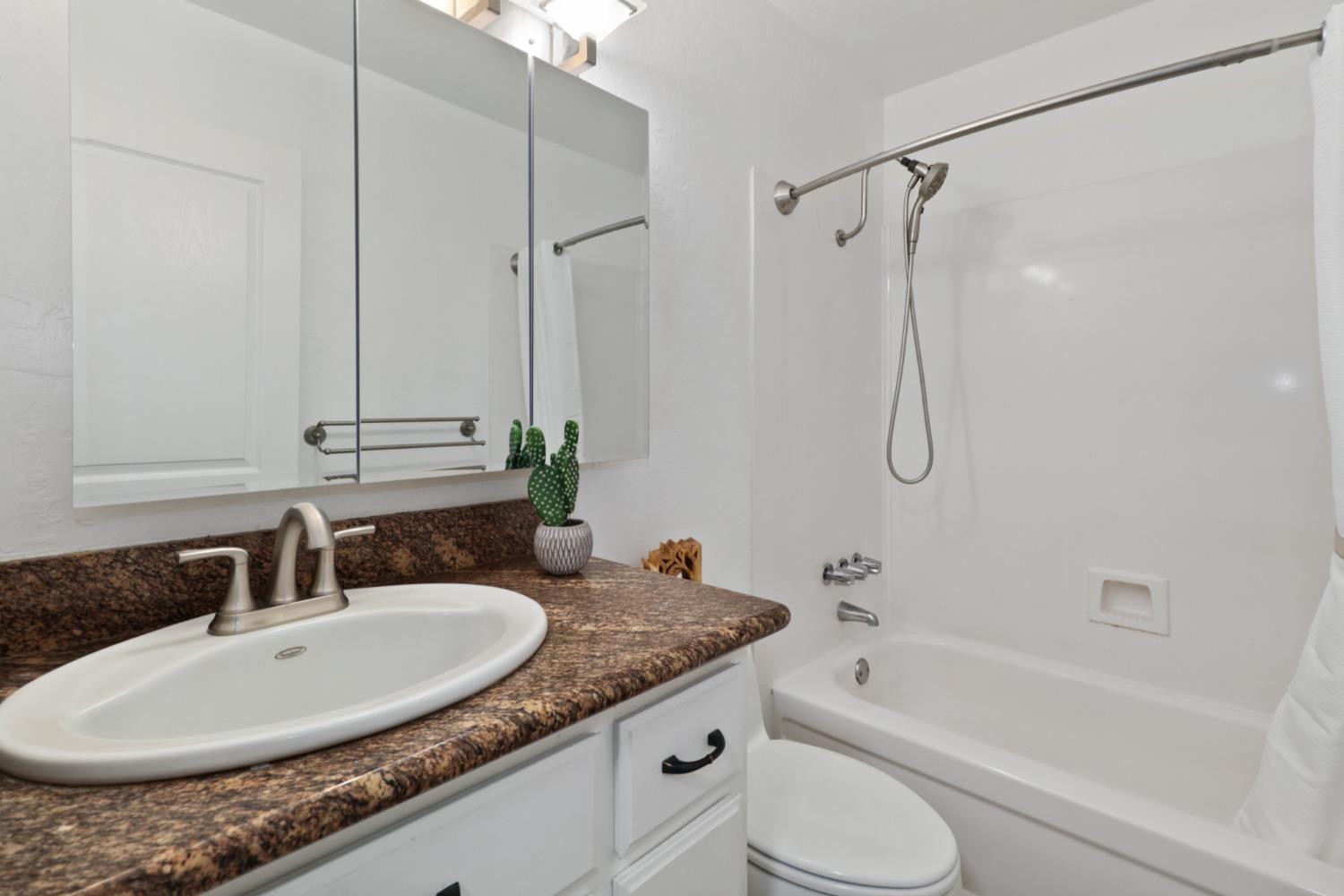 Detail Gallery Image 18 of 38 For 5249 Gibbons Dr, Carmichael,  CA 95608 - 3 Beds | 1/1 Baths