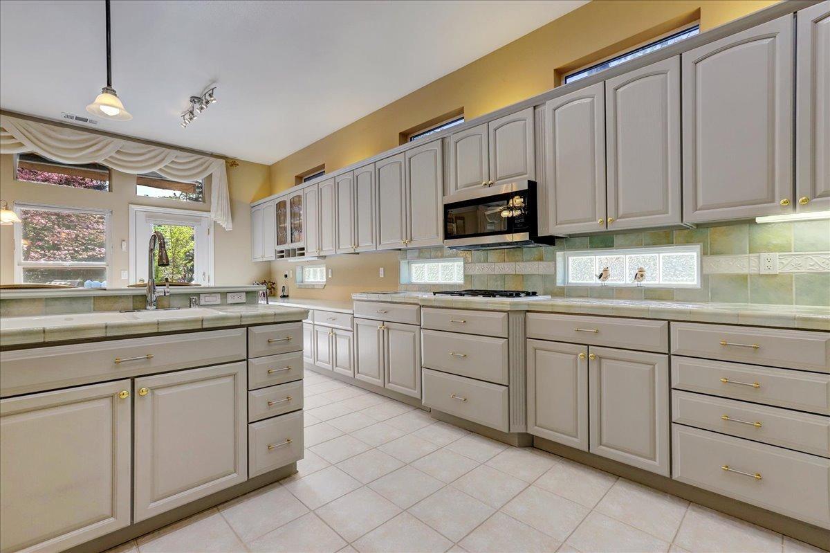 Detail Gallery Image 9 of 72 For 13750 Strawberry Cir, Penn Valley,  CA 95946 - 3 Beds | 2/2 Baths