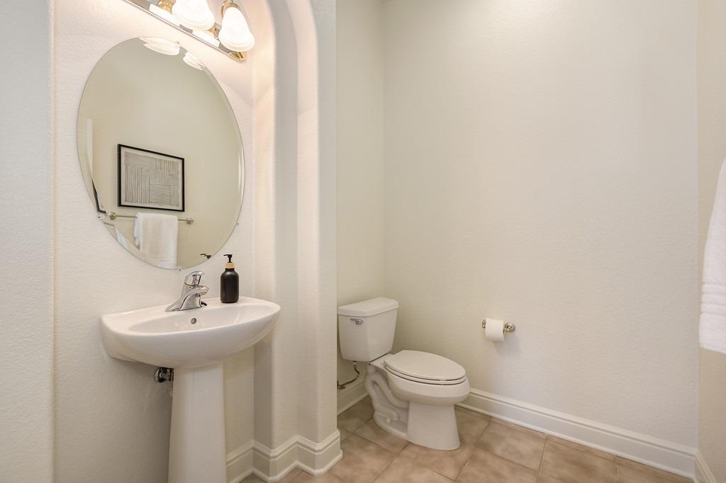 Detail Gallery Image 28 of 66 For 1424 Oak Hill Way, Roseville,  CA 95661 - 4 Beds | 2/1 Baths