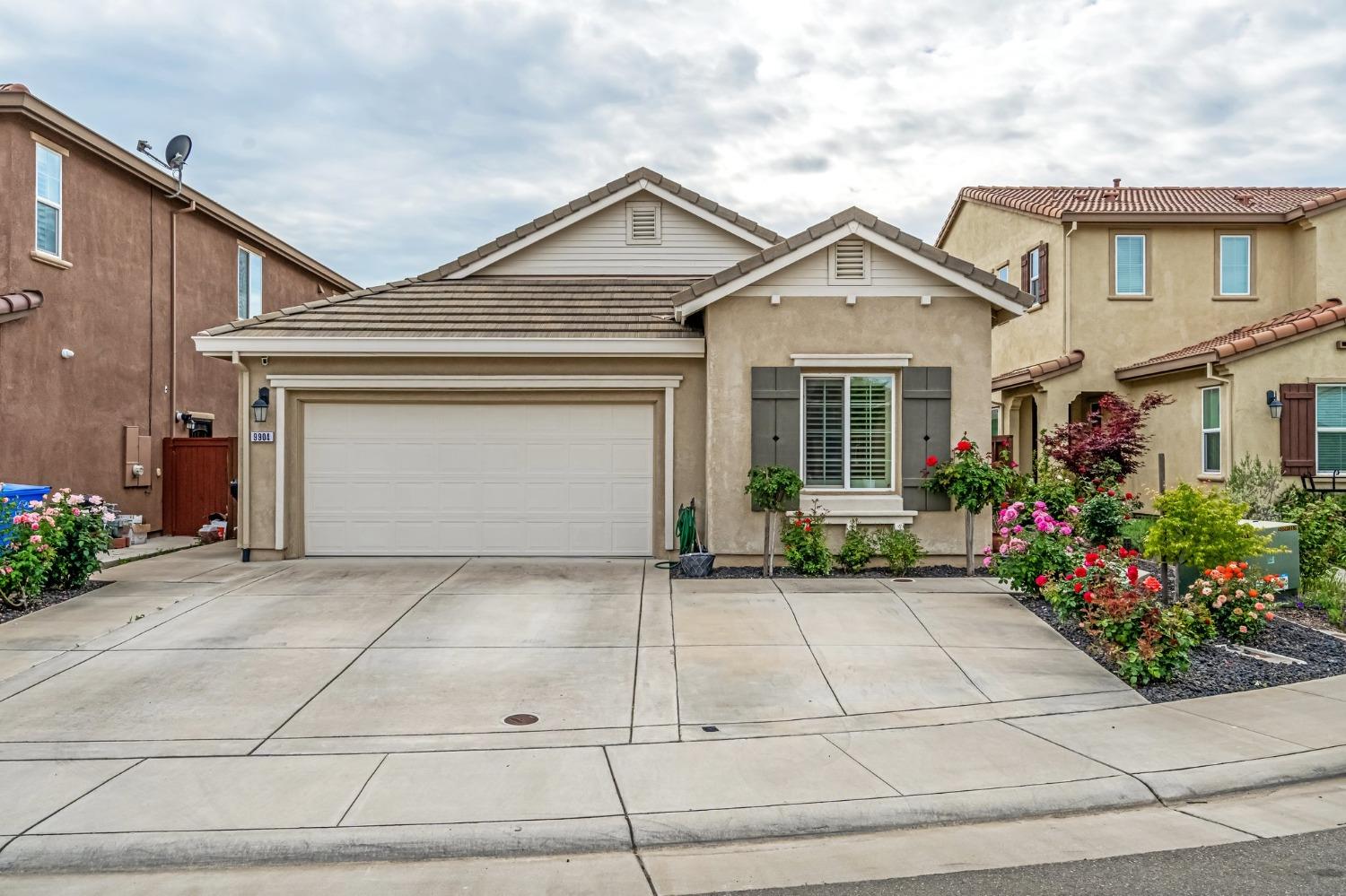 Welcome home to 9904 Storm Petrel Ct located in the sought after 95757 area in Elk Grove. The beauti