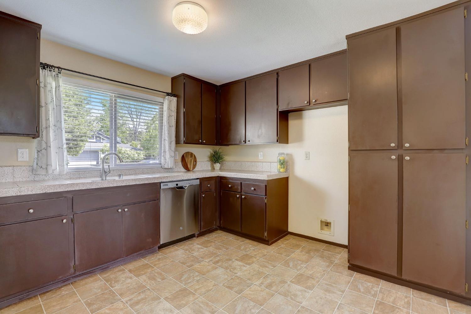 Detail Gallery Image 17 of 47 For 1350 Foxboro Way, Sacramento,  CA 95833 - 3 Beds | 2 Baths