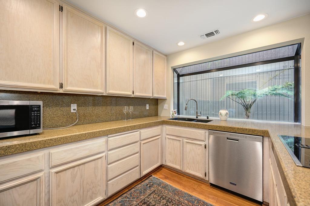 Detail Gallery Image 15 of 41 For 2172 Promontory Point Ln, Gold River,  CA 95670 - 3 Beds | 2/1 Baths
