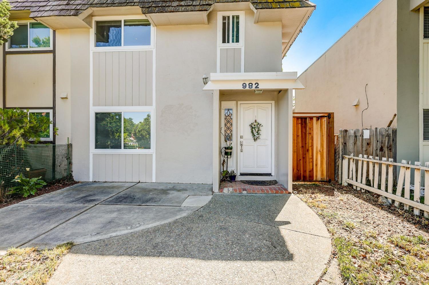 Detail Gallery Image 1 of 37 For 982 Sequoia Blvd, Tracy,  CA 95376 - 2 Beds | 1 Baths