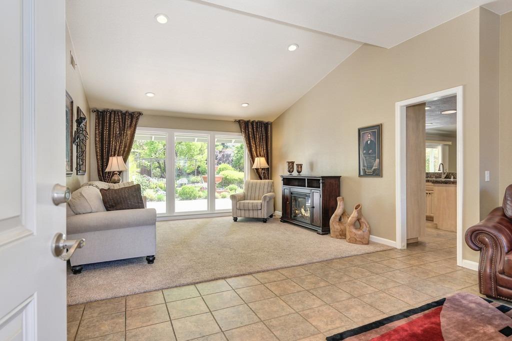 Detail Gallery Image 4 of 61 For 1309 Meadowvista Way, Roseville,  CA 95661 - 3 Beds | 2 Baths