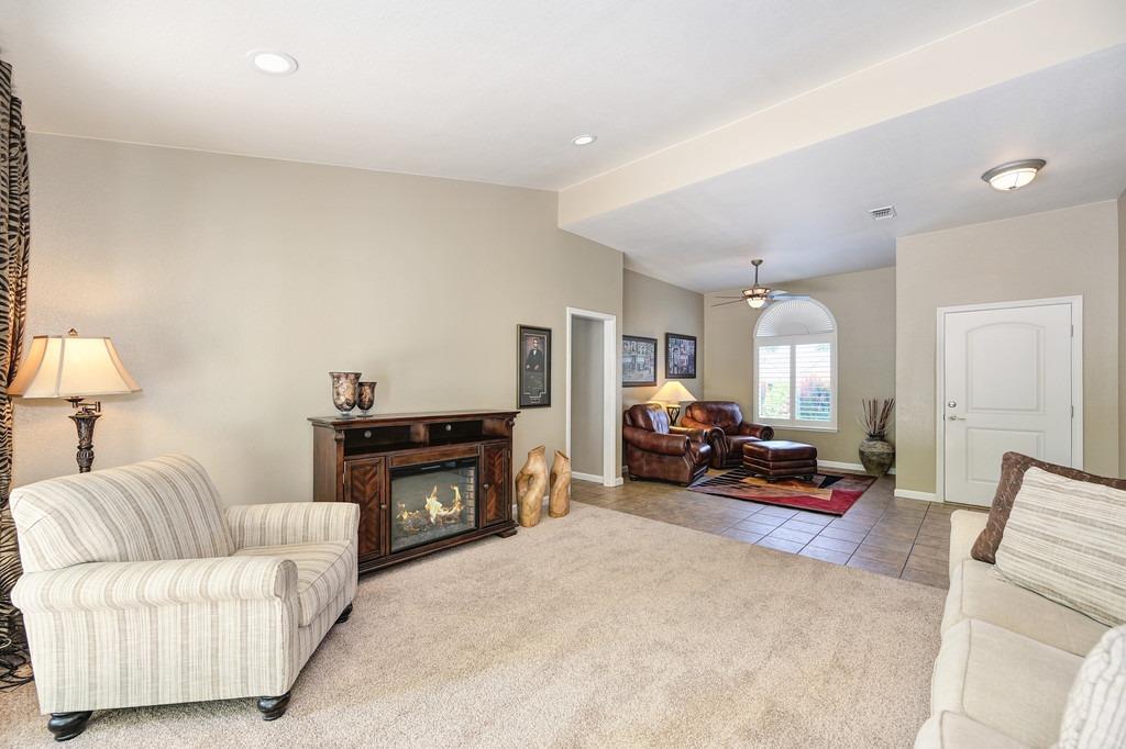 Detail Gallery Image 7 of 61 For 1309 Meadowvista Way, Roseville,  CA 95661 - 3 Beds | 2 Baths