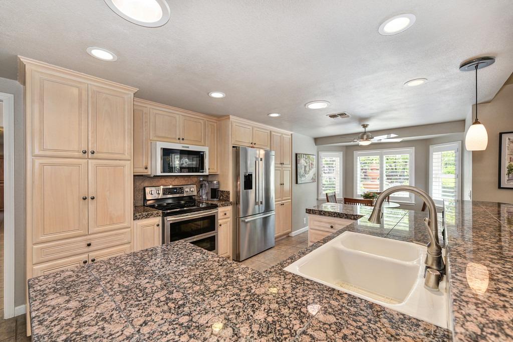 Detail Gallery Image 13 of 61 For 1309 Meadowvista Way, Roseville,  CA 95661 - 3 Beds | 2 Baths