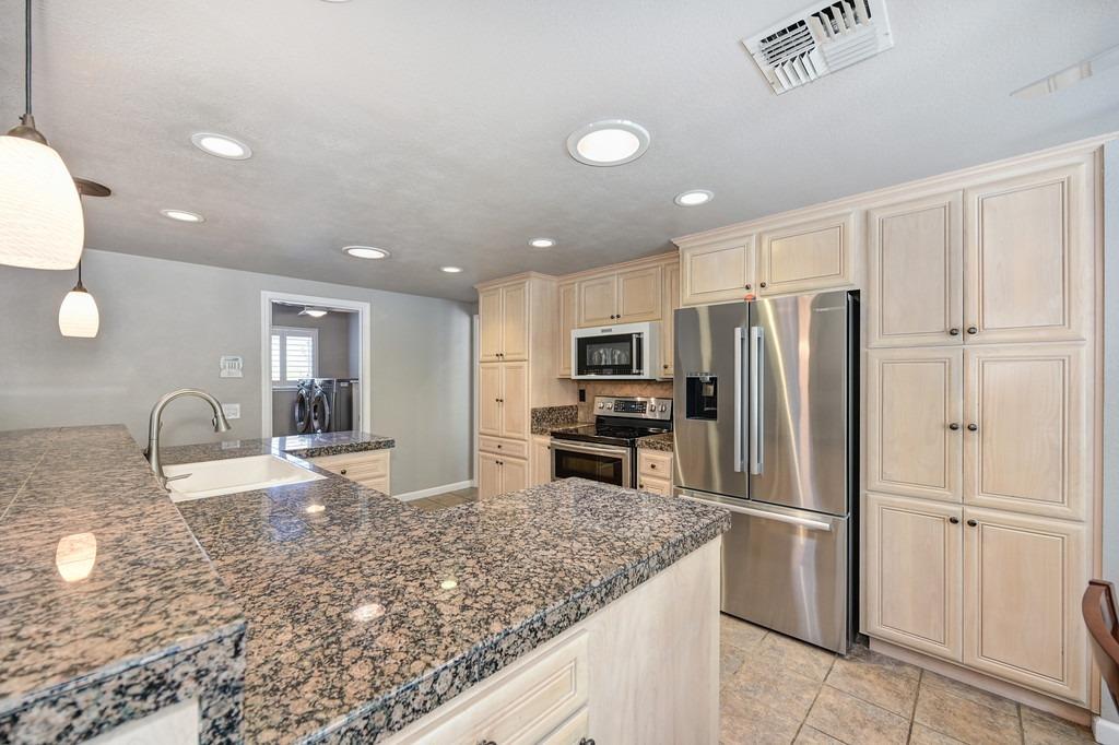 Detail Gallery Image 14 of 61 For 1309 Meadowvista Way, Roseville,  CA 95661 - 3 Beds | 2 Baths