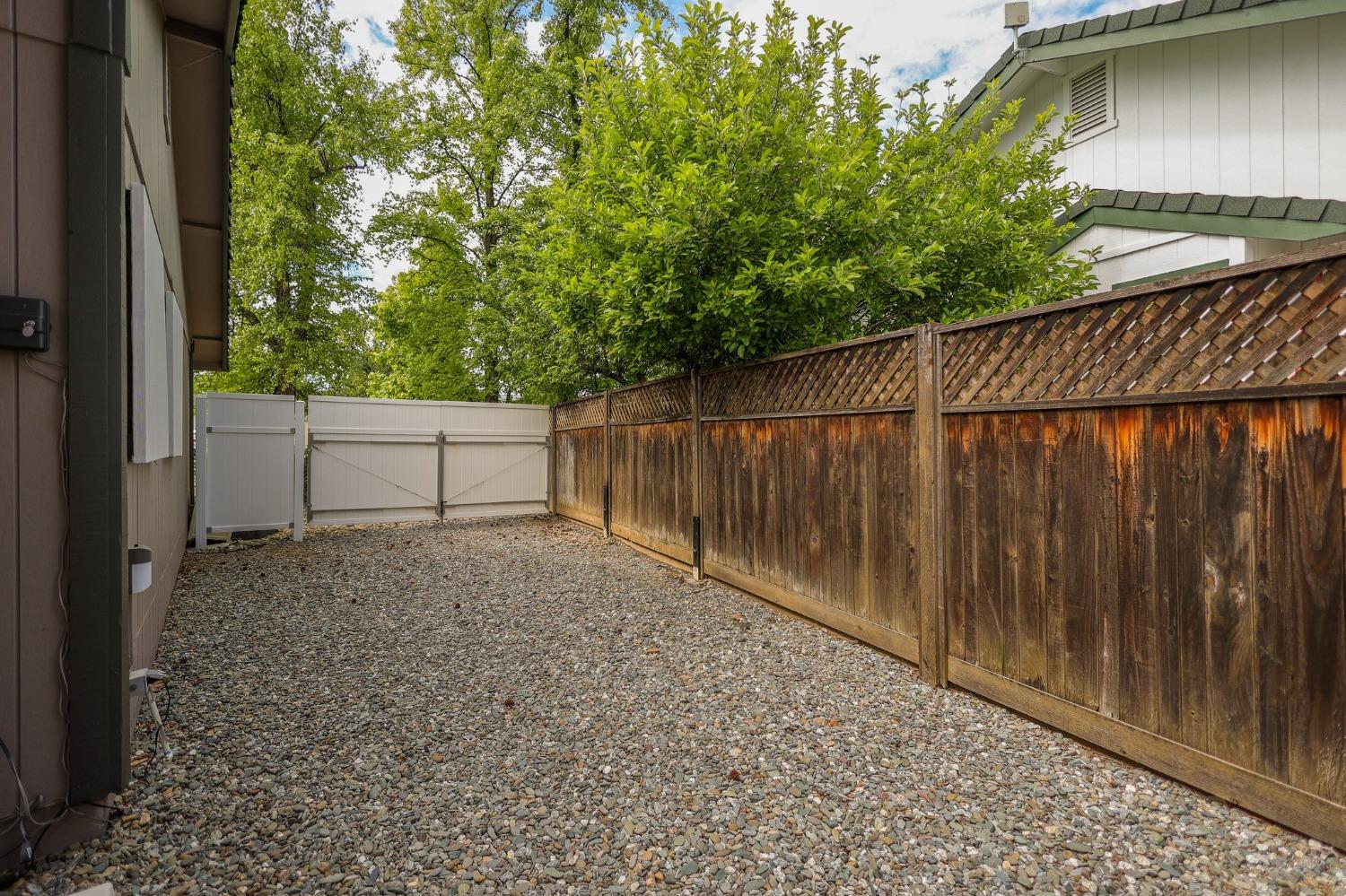Detail Gallery Image 31 of 38 For 452 Woodhill Dr, Redding,  CA 96003 - 3 Beds | 2 Baths