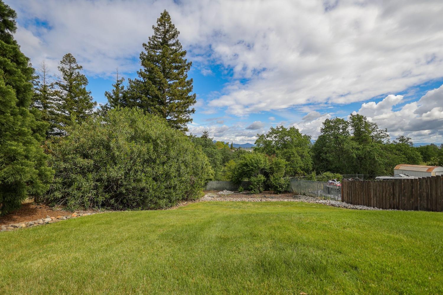 Detail Gallery Image 33 of 38 For 452 Woodhill Dr, Redding,  CA 96003 - 3 Beds | 2 Baths