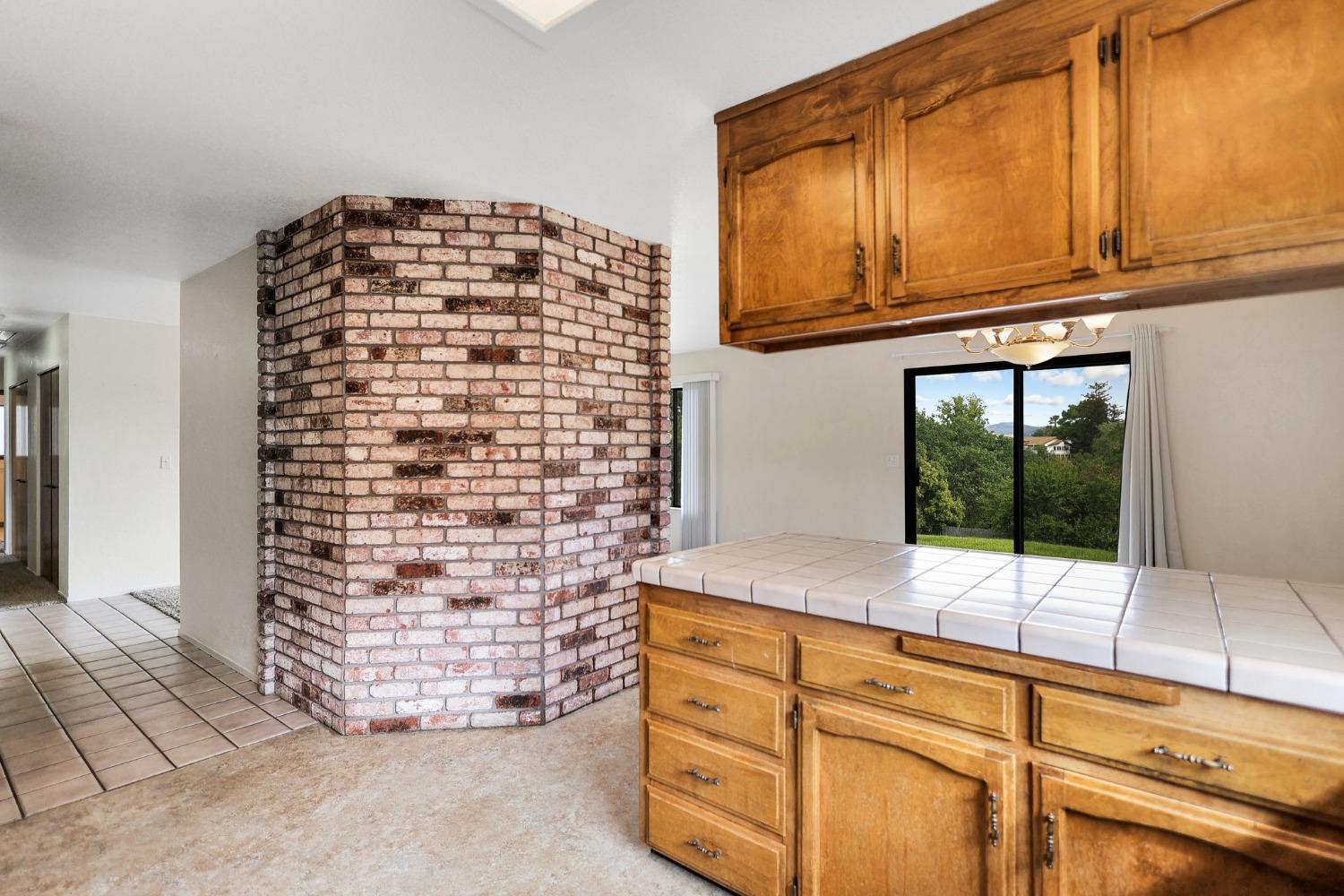 Detail Gallery Image 14 of 38 For 452 Woodhill Dr, Redding,  CA 96003 - 3 Beds | 2 Baths