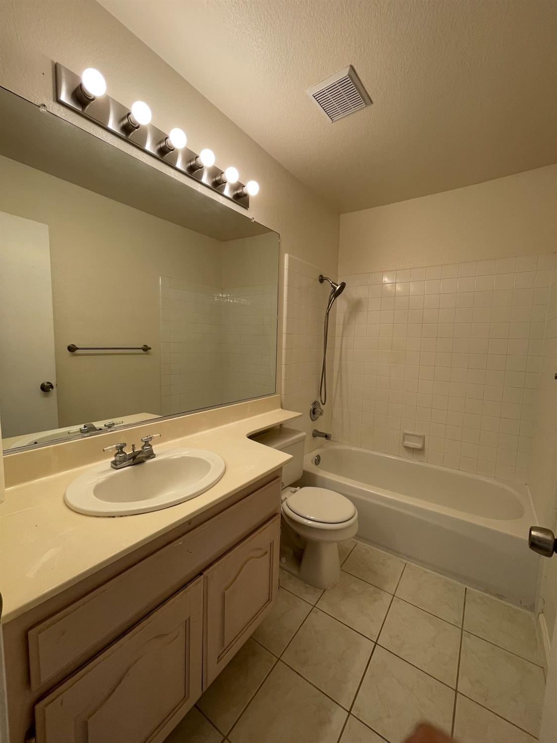 Detail Gallery Image 14 of 29 For 5145 Lady Di Way, Elk Grove,  CA 95758 - 3 Beds | 2/1 Baths