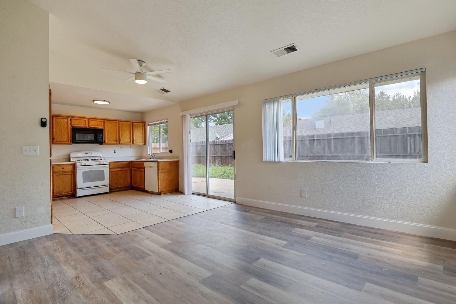 Detail Gallery Image 8 of 24 For 2116 Sugar Creek Ct, Stockton,  CA 95206 - 3 Beds | 2 Baths