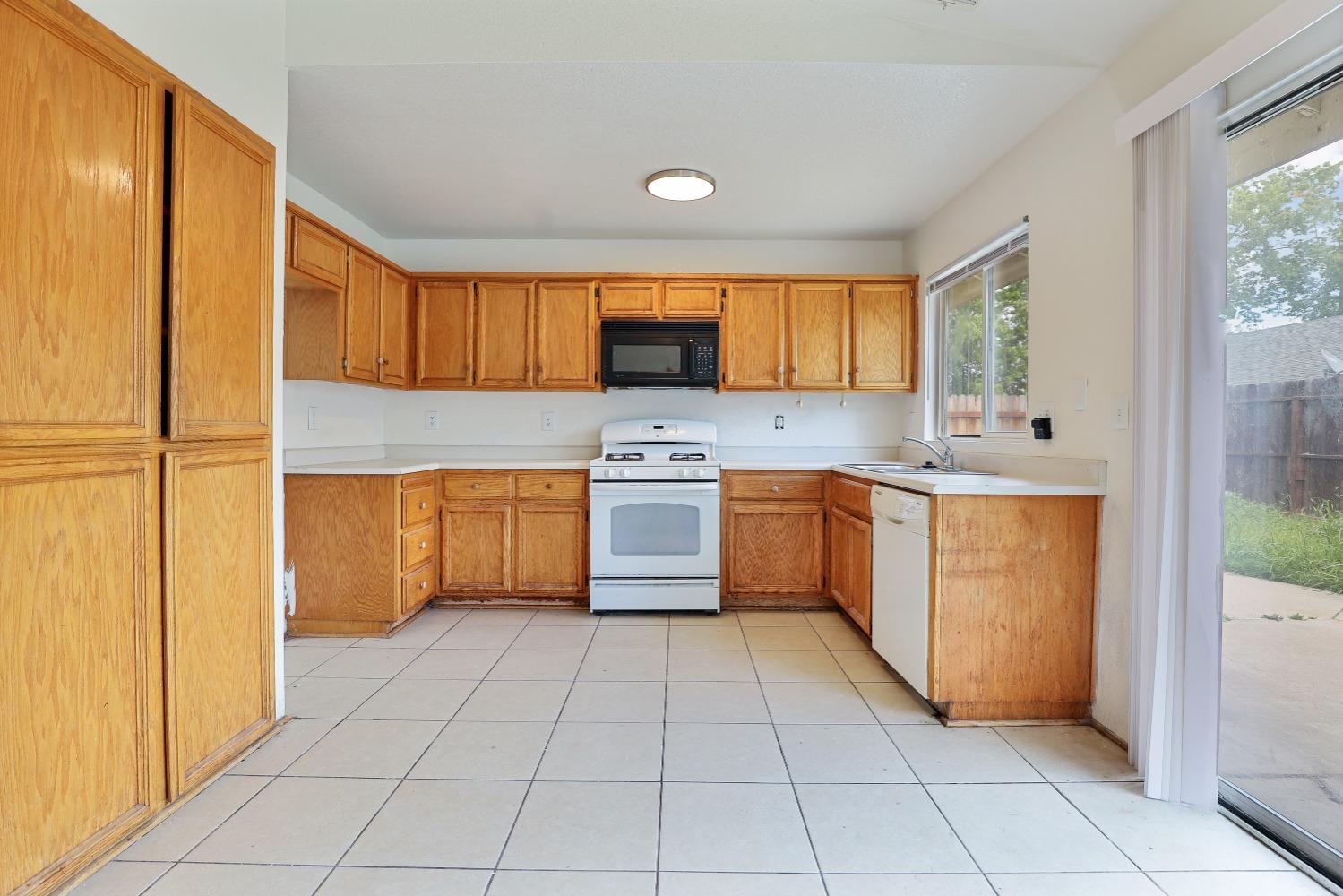 Detail Gallery Image 9 of 24 For 2116 Sugar Creek Ct, Stockton,  CA 95206 - 3 Beds | 2 Baths