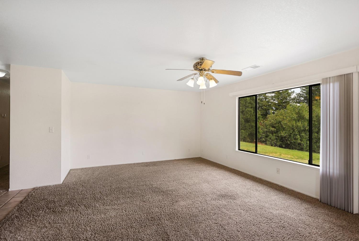 Detail Gallery Image 9 of 38 For 452 Woodhill Dr, Redding,  CA 96003 - 3 Beds | 2 Baths