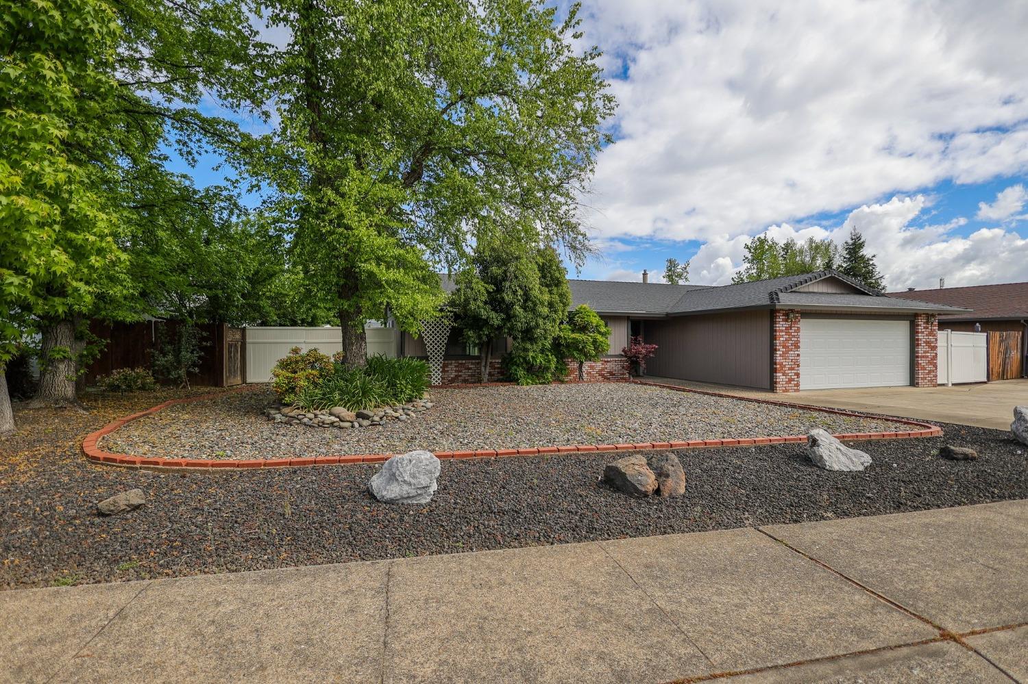Detail Gallery Image 1 of 38 For 452 Woodhill Dr, Redding,  CA 96003 - 3 Beds | 2 Baths