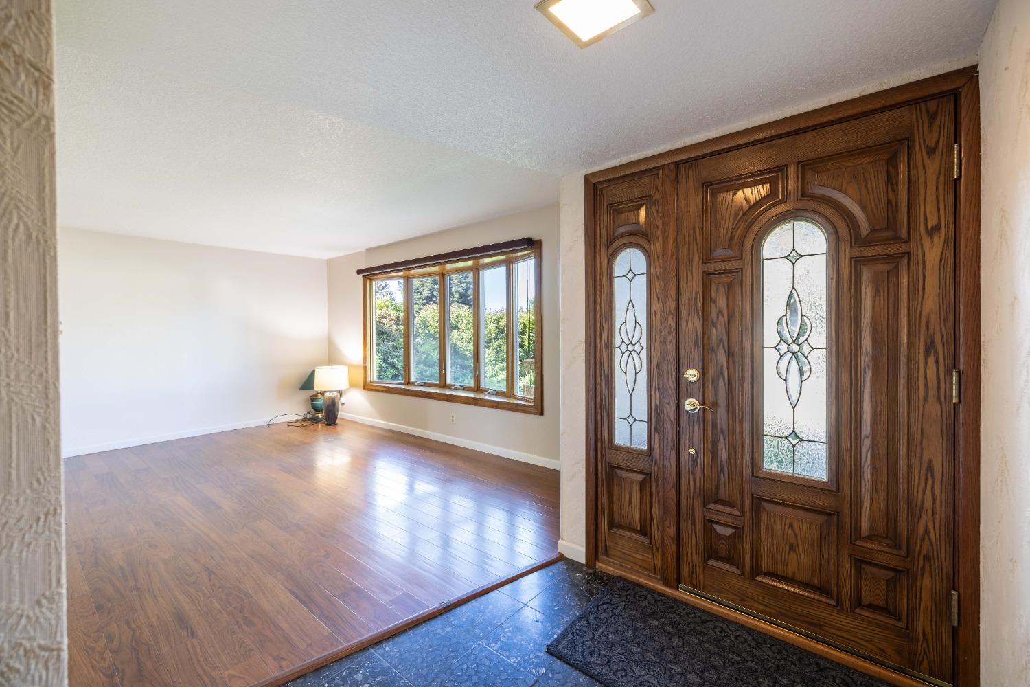 Detail Gallery Image 3 of 31 For 6394 Perrin Way, Carmichael,  CA 95608 - 3 Beds | 2 Baths
