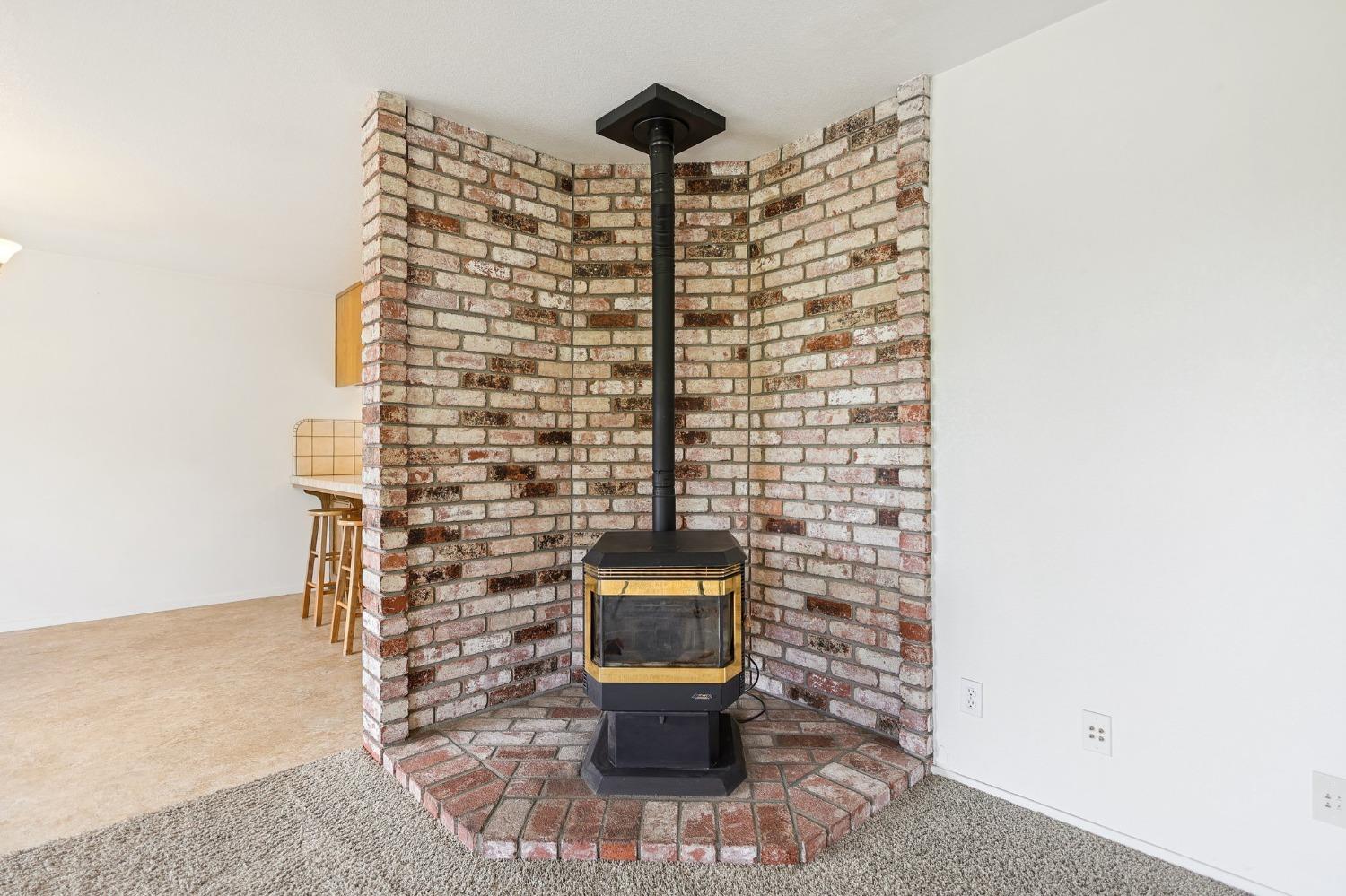 Detail Gallery Image 8 of 38 For 452 Woodhill Dr, Redding,  CA 96003 - 3 Beds | 2 Baths