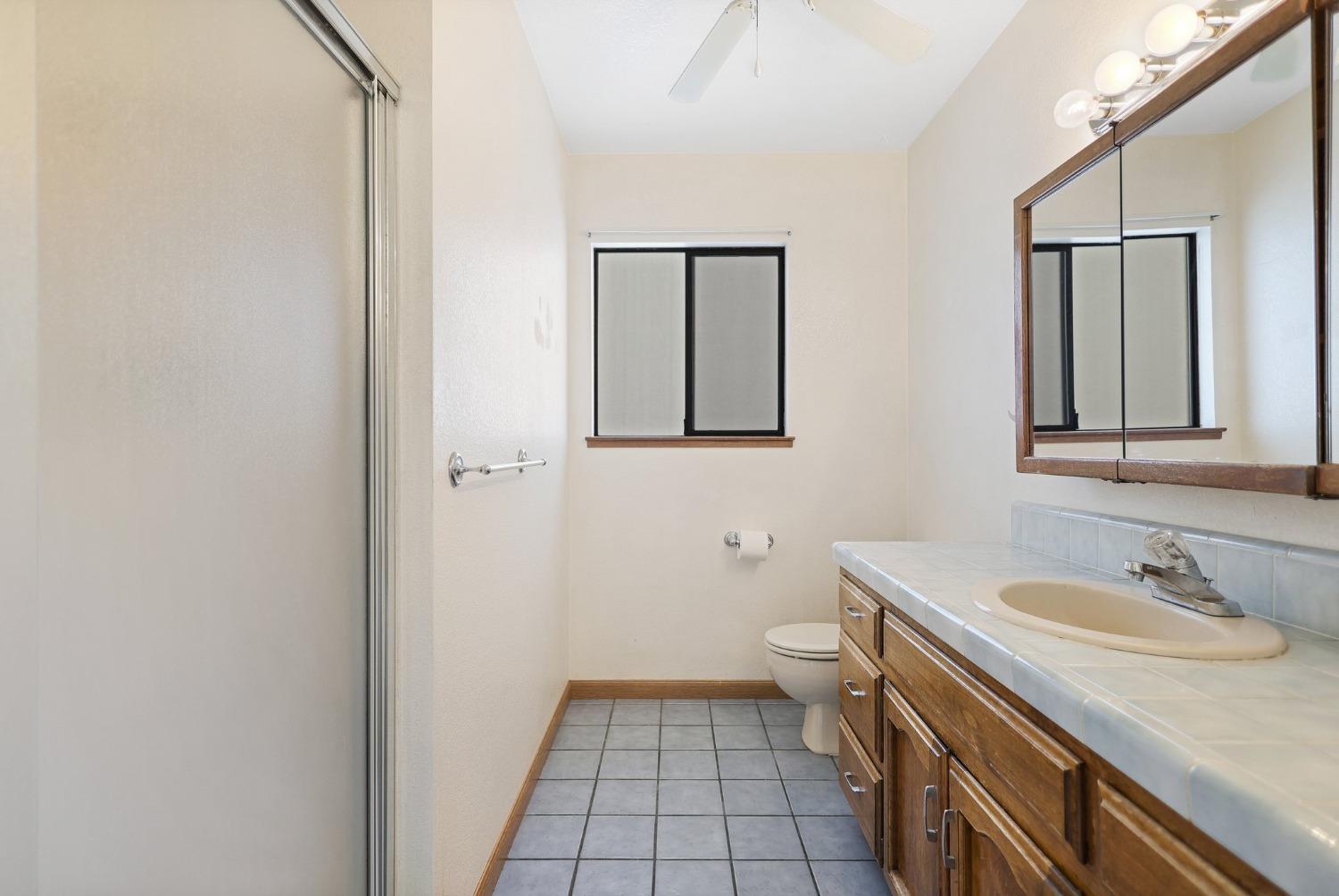 Detail Gallery Image 24 of 38 For 452 Woodhill Dr, Redding,  CA 96003 - 3 Beds | 2 Baths