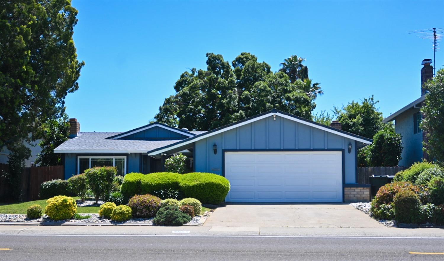 Photo of 3027 Rosemont Dr in Sacramento, CA