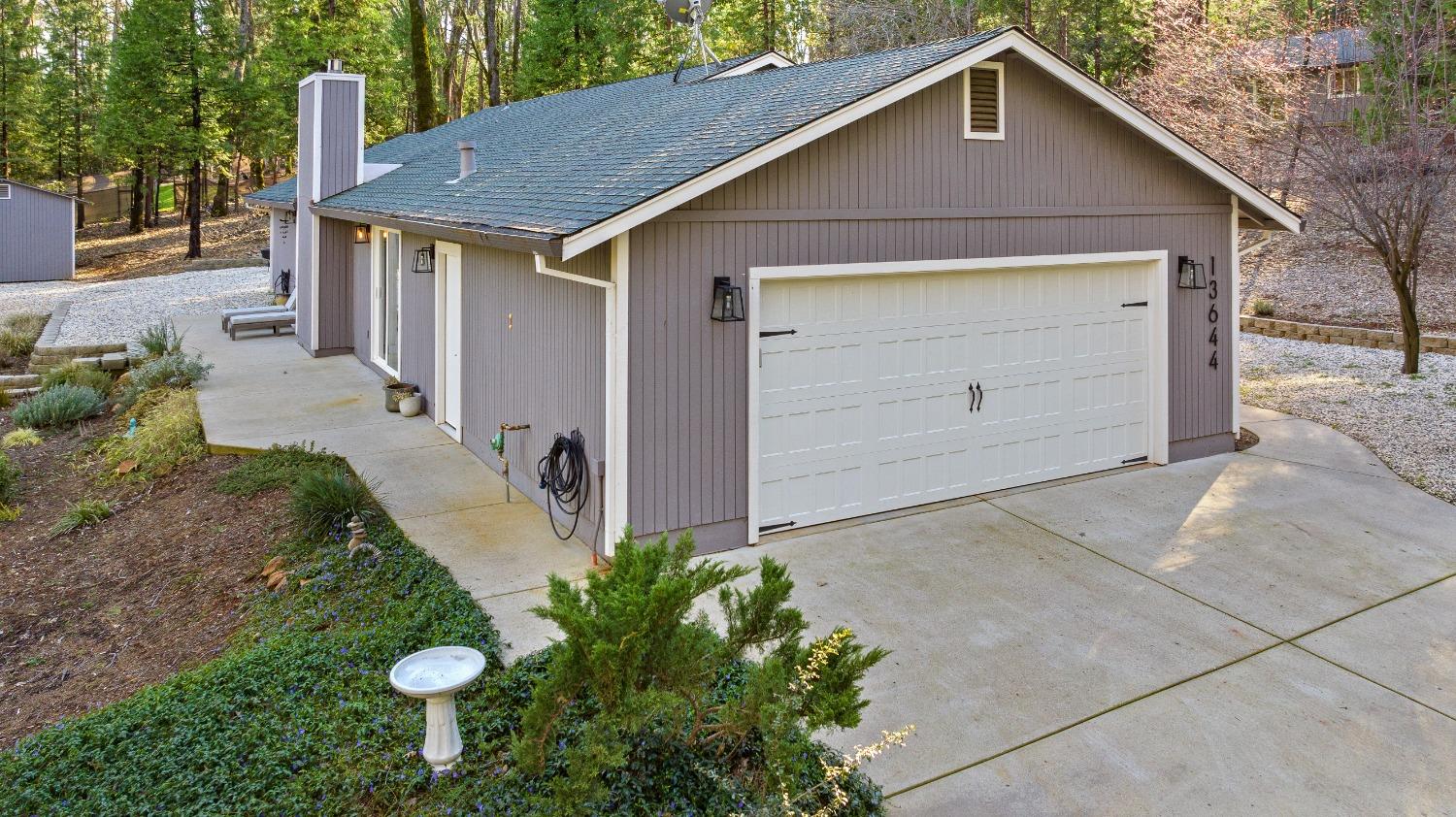 Detail Gallery Image 3 of 71 For 13644 Edgewood Dr, Grass Valley,  CA 95945 - 3 Beds | 2 Baths