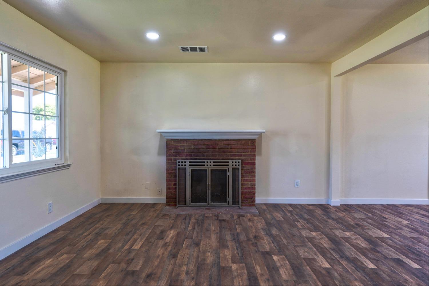 Detail Gallery Image 9 of 35 For 1034 E 22nd St, Merced,  CA 95340 - 3 Beds | 2 Baths