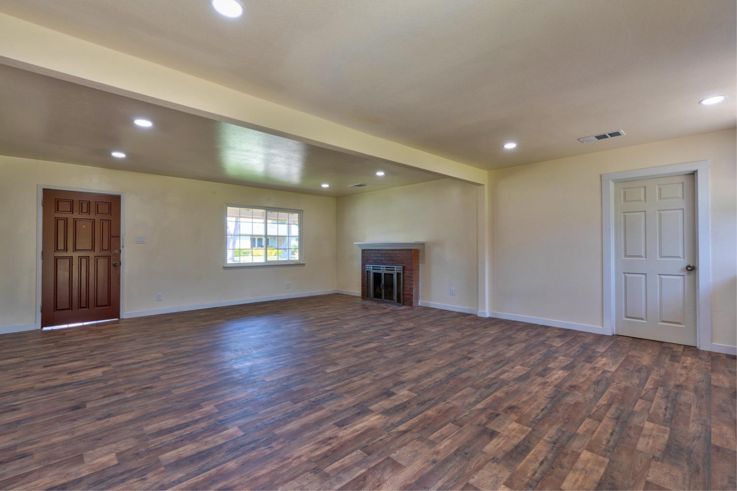 Detail Gallery Image 6 of 35 For 1034 E 22nd St, Merced,  CA 95340 - 3 Beds | 2 Baths