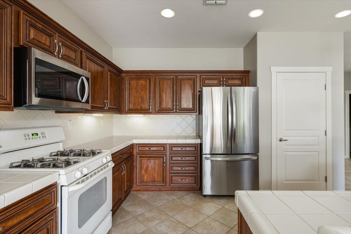 Detail Gallery Image 6 of 45 For 1282 Hawthorne Ln, Lincoln,  CA 95648 - 2 Beds | 2 Baths