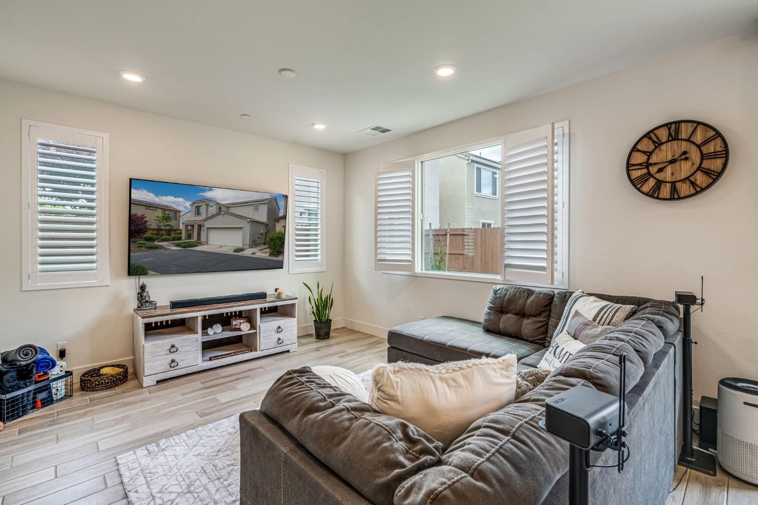 Detail Gallery Image 11 of 21 For 3777 Po River Way, Sacramento,  CA 95834 - 3 Beds | 2/1 Baths
