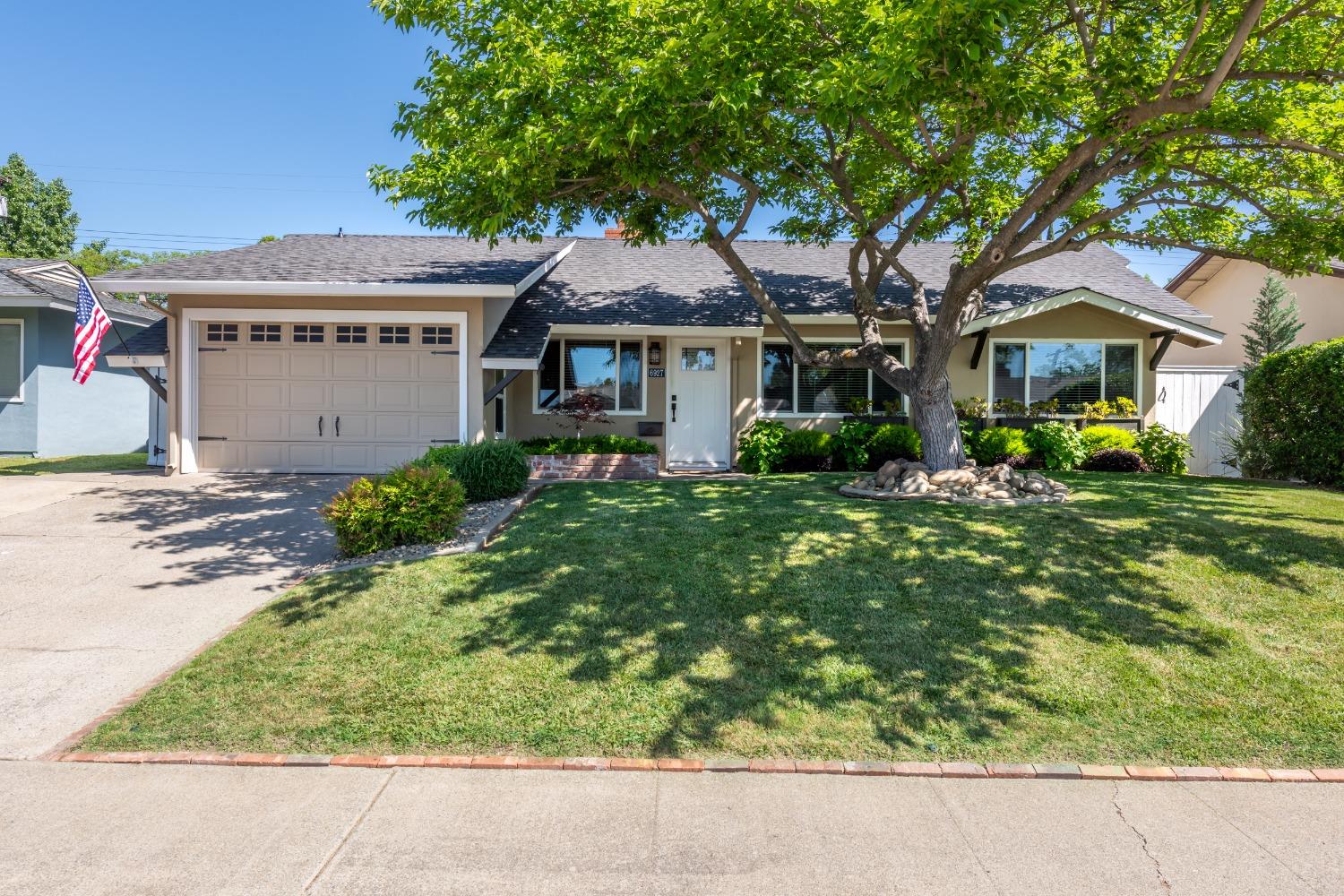 Welcome home to 6927 Oak Spring Way, a move-in ready gem nestled in the heart of Citrus Heights. Loc