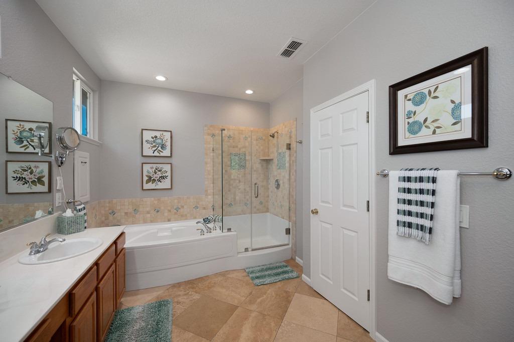 Detail Gallery Image 27 of 49 For 4 Danrobin Ct, Sacramento,  CA 95833 - 3 Beds | 3 Baths