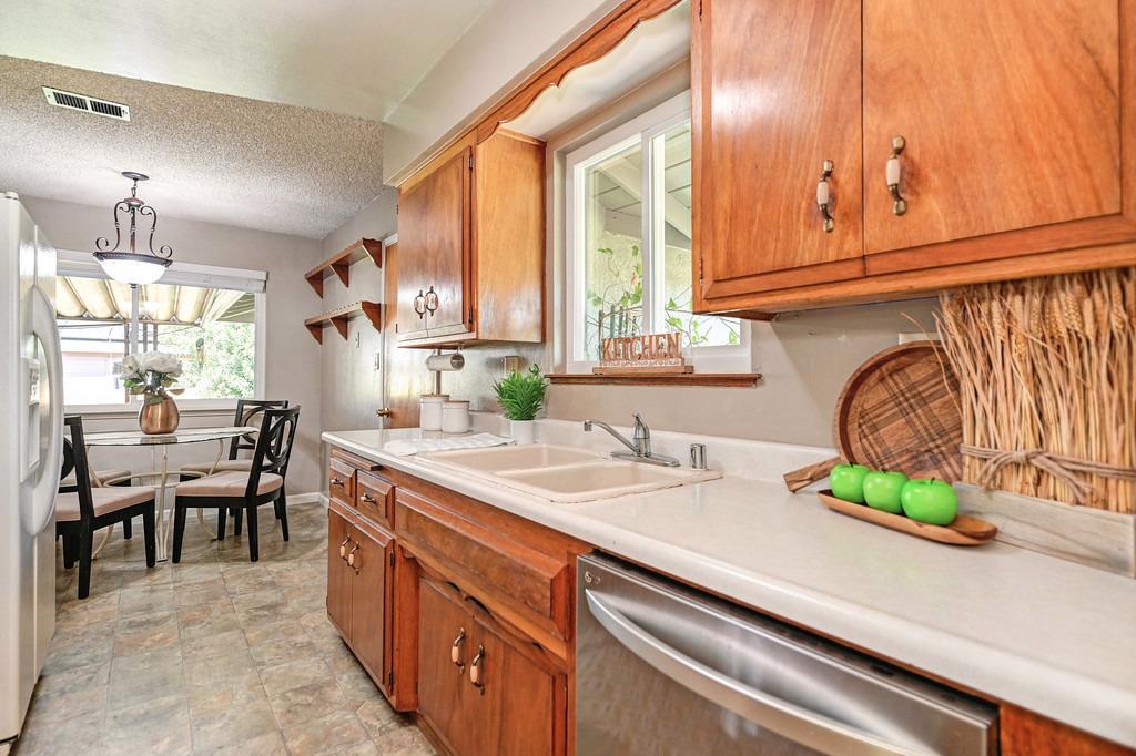 Detail Gallery Image 7 of 58 For 4880 Grove St, Rocklin,  CA 95677 - 2 Beds | 2 Baths