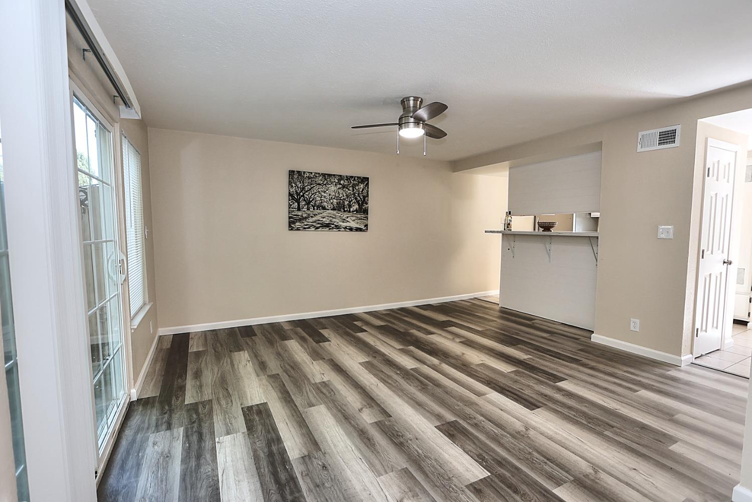 Detail Gallery Image 9 of 49 For 5702 Hillsdale, Sacramento,  CA 95842 - 2 Beds | 1 Baths