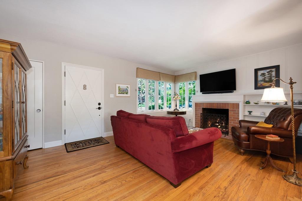 Detail Gallery Image 6 of 54 For 305 39th St, Sacramento,  CA 95816 - 2 Beds | 1 Baths