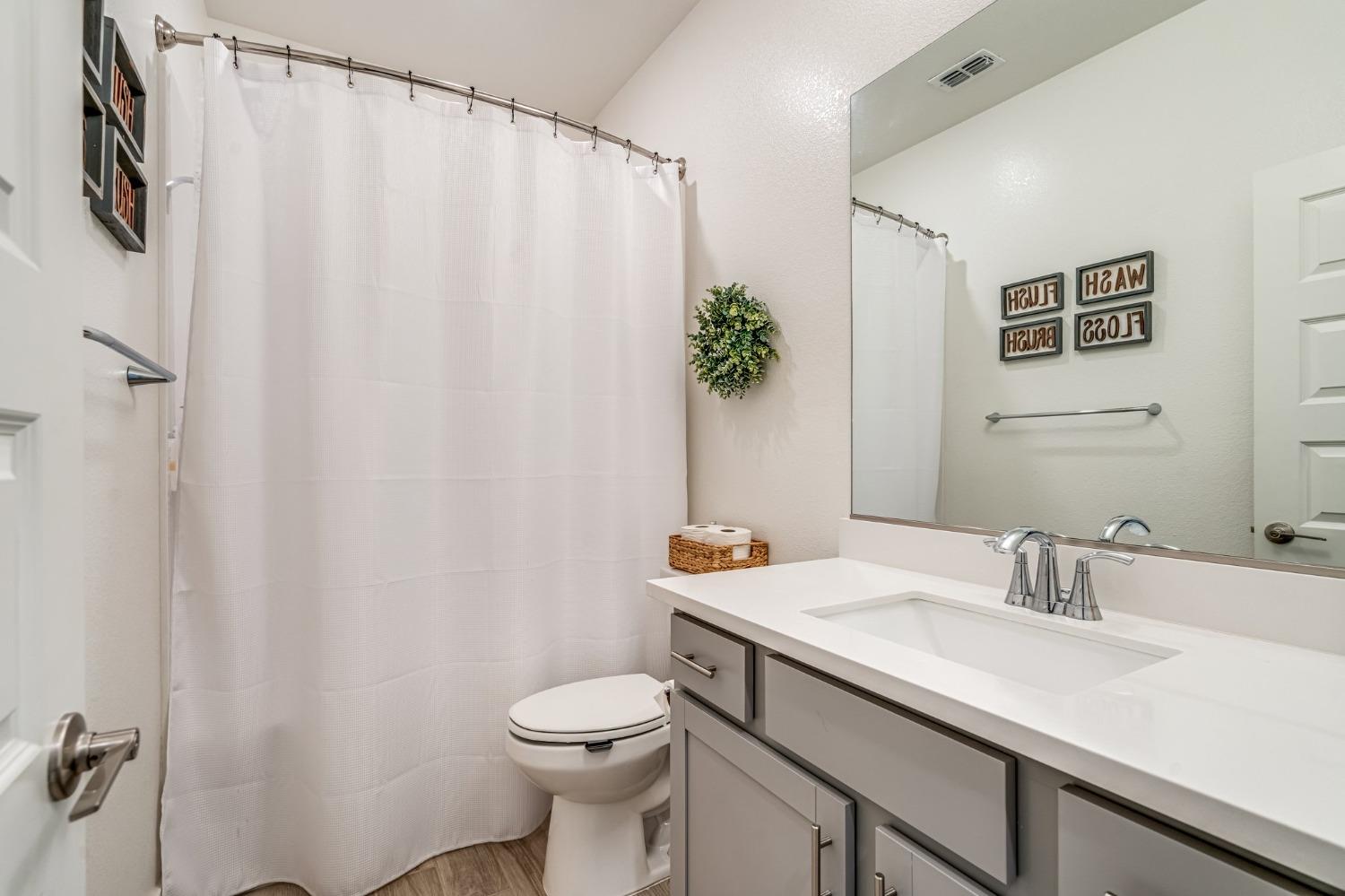 Detail Gallery Image 14 of 21 For 3777 Po River Way, Sacramento,  CA 95834 - 3 Beds | 2/1 Baths