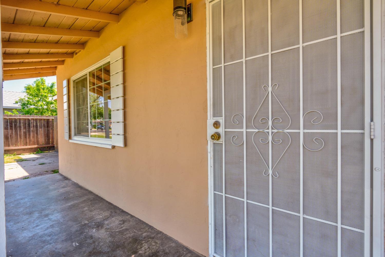 Detail Gallery Image 5 of 35 For 1034 E 22nd St, Merced,  CA 95340 - 3 Beds | 2 Baths