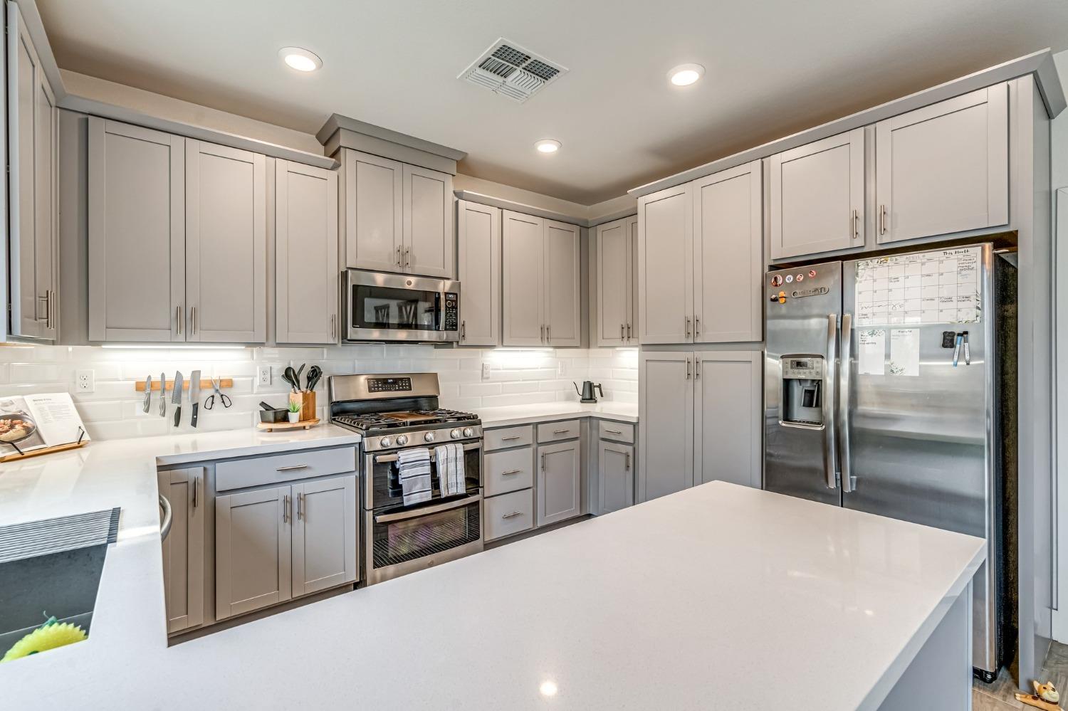 Detail Gallery Image 6 of 21 For 3777 Po River Way, Sacramento,  CA 95834 - 3 Beds | 2/1 Baths