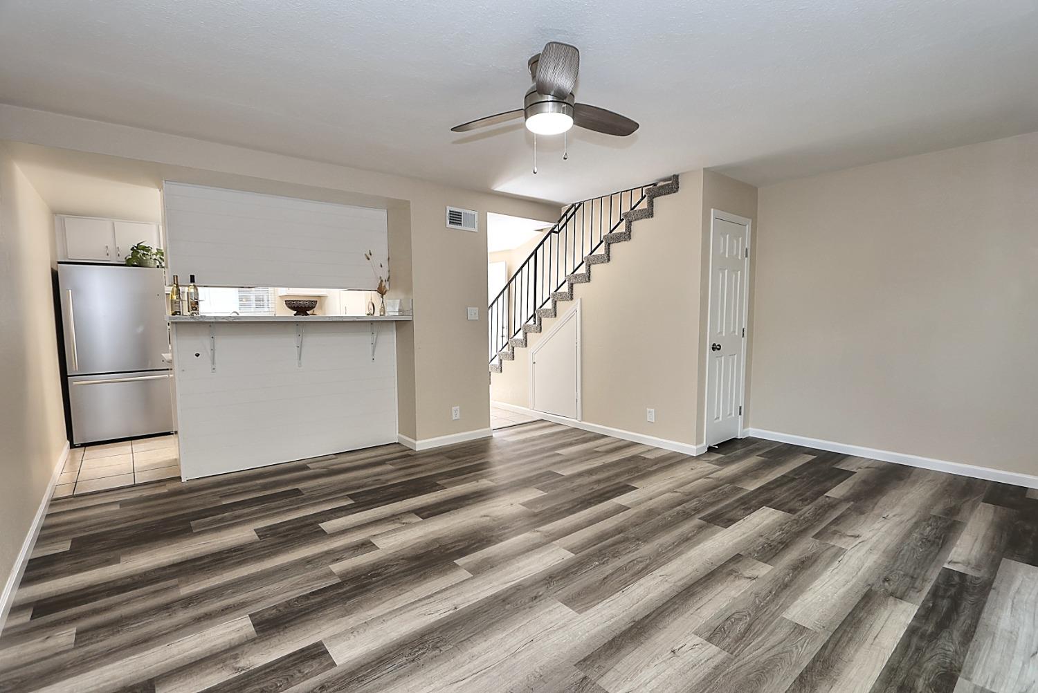 Detail Gallery Image 10 of 49 For 5702 Hillsdale, Sacramento,  CA 95842 - 2 Beds | 1 Baths