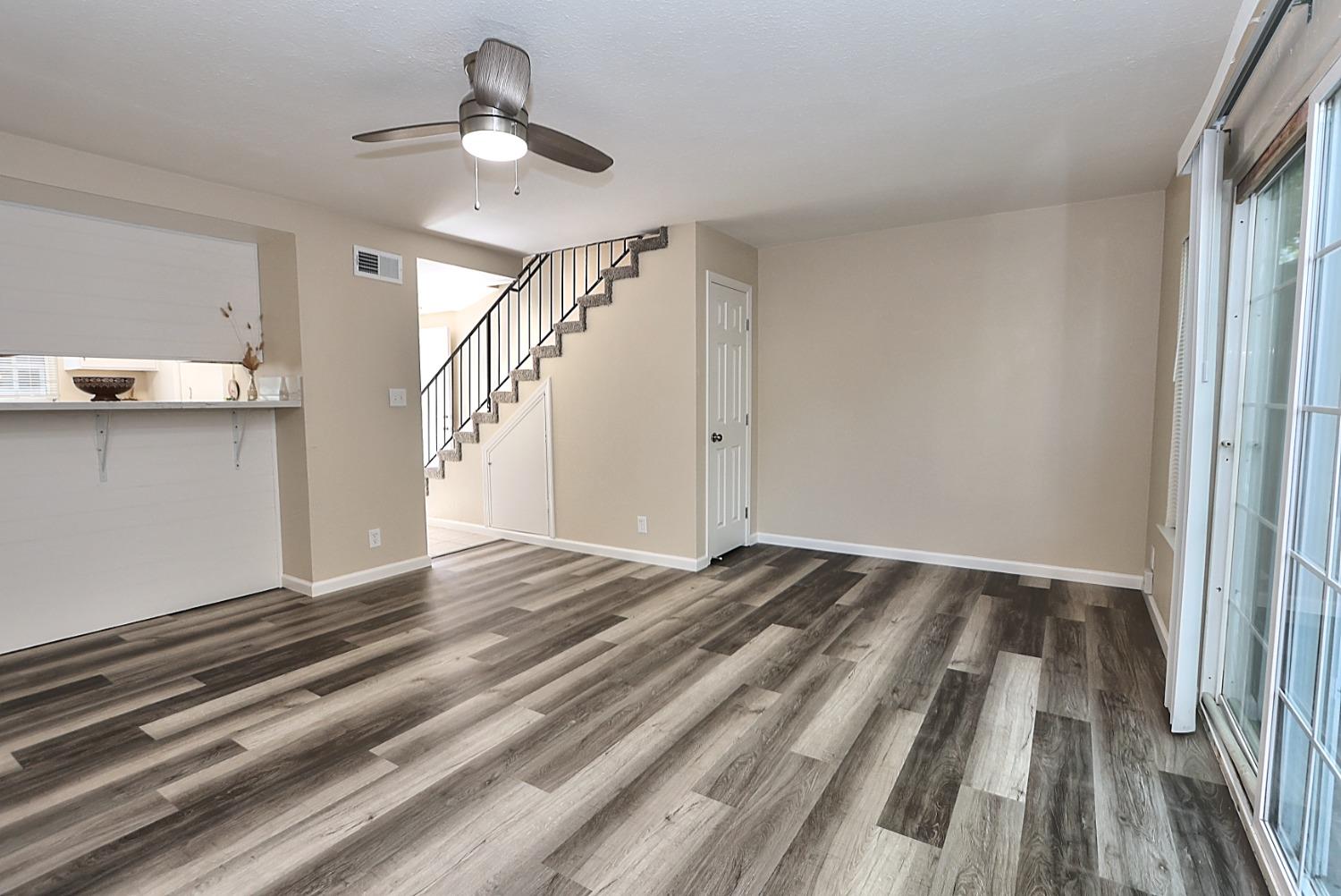 Detail Gallery Image 11 of 49 For 5702 Hillsdale, Sacramento,  CA 95842 - 2 Beds | 1 Baths