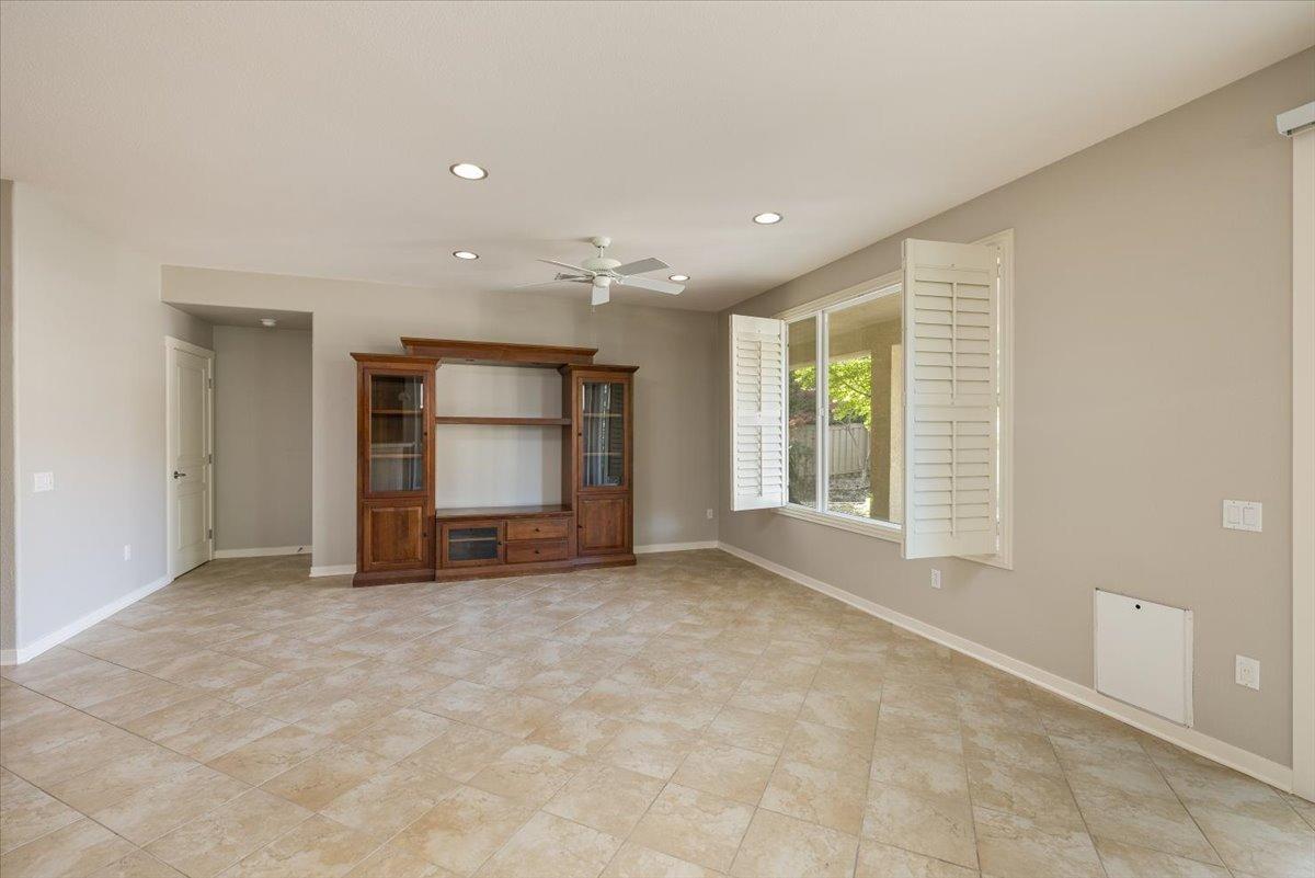 Detail Gallery Image 5 of 45 For 1282 Hawthorne Ln, Lincoln,  CA 95648 - 2 Beds | 2 Baths