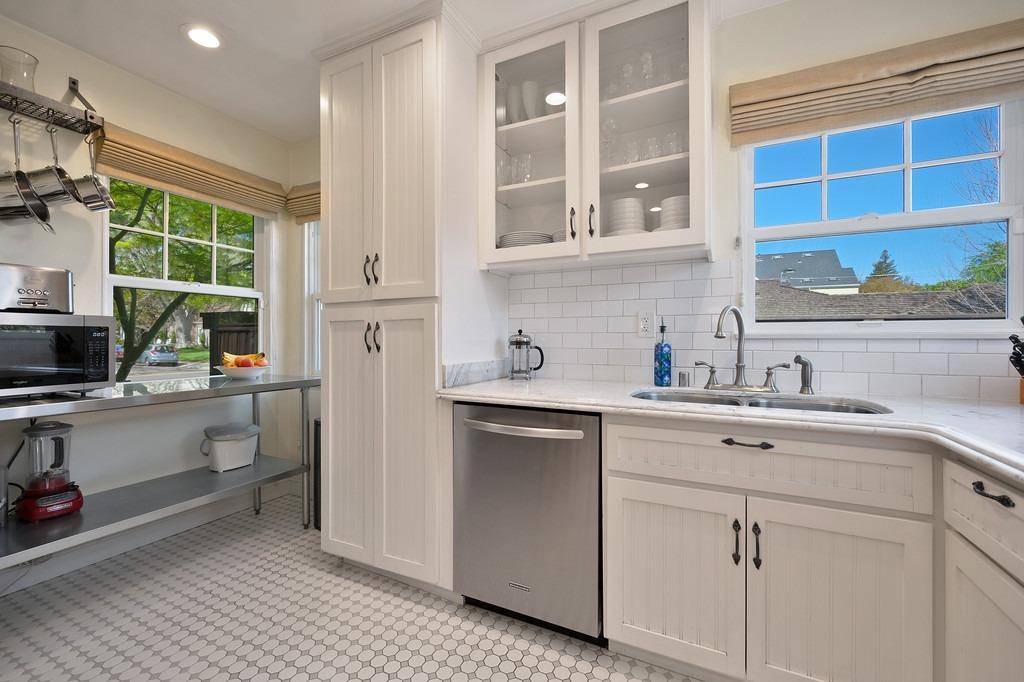 Detail Gallery Image 18 of 54 For 305 39th St, Sacramento,  CA 95816 - 2 Beds | 1 Baths