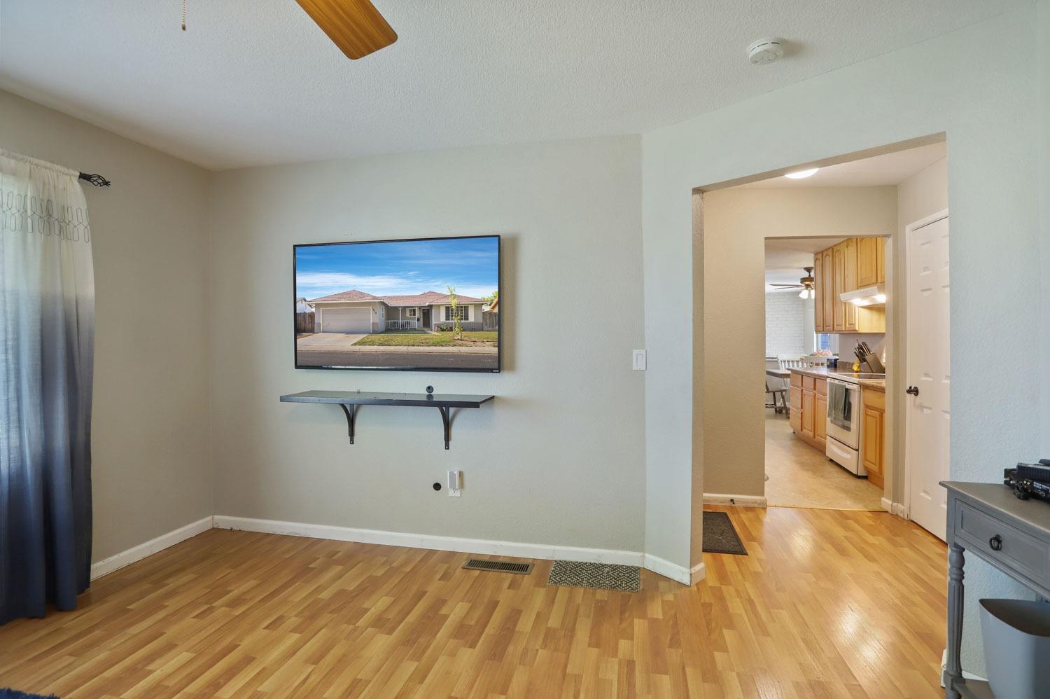 Detail Gallery Image 13 of 41 For 1816 Langton Ln, Modesto,  CA 95350 - 3 Beds | 2 Baths
