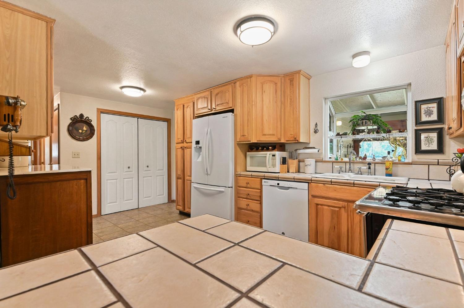 Detail Gallery Image 14 of 72 For 2946 Twin Oaks Rd, Angels Camp,  CA 95222 - 4 Beds | 2/1 Baths