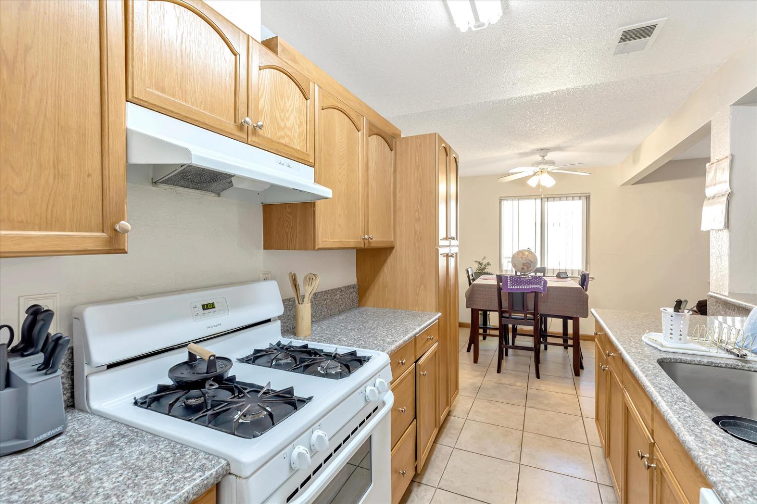 Detail Gallery Image 9 of 23 For 6520 Bremen Dr #3,  Citrus Heights,  CA 95621 - 2 Beds | 1 Baths