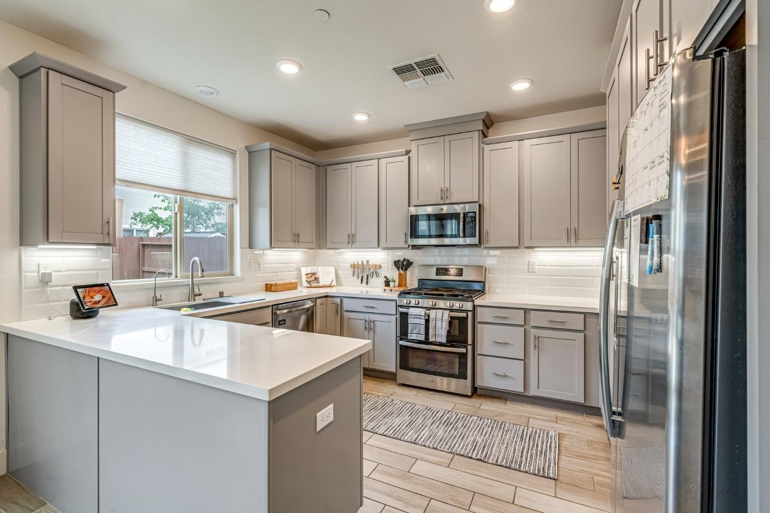 Detail Gallery Image 5 of 21 For 3777 Po River Way, Sacramento,  CA 95834 - 3 Beds | 2/1 Baths
