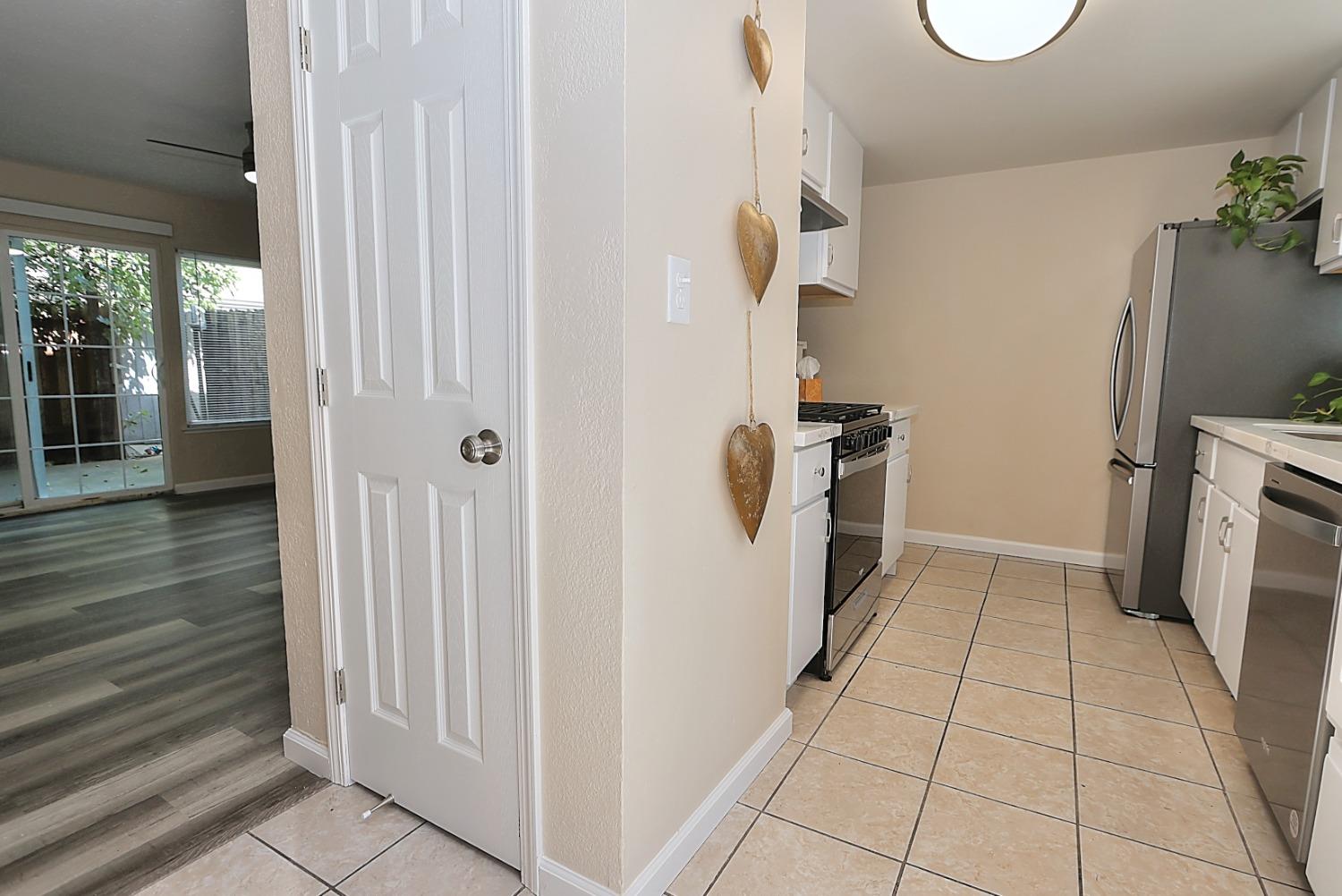Detail Gallery Image 16 of 49 For 5702 Hillsdale, Sacramento,  CA 95842 - 2 Beds | 1 Baths