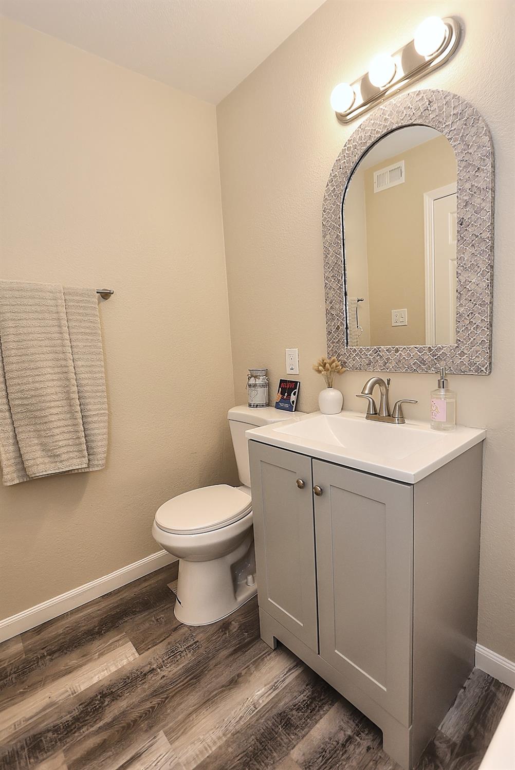 Detail Gallery Image 32 of 49 For 5702 Hillsdale, Sacramento,  CA 95842 - 2 Beds | 1 Baths