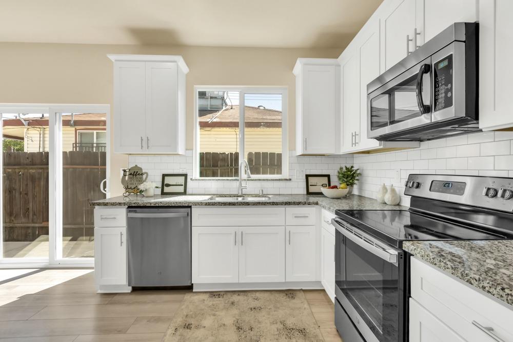 Detail Gallery Image 11 of 35 For 4440 6th Ave, Sacramento,  CA 95820 - 3 Beds | 2 Baths