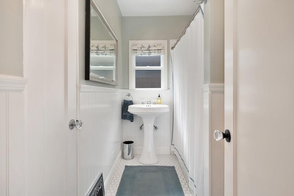 Detail Gallery Image 21 of 54 For 305 39th St, Sacramento,  CA 95816 - 2 Beds | 1 Baths